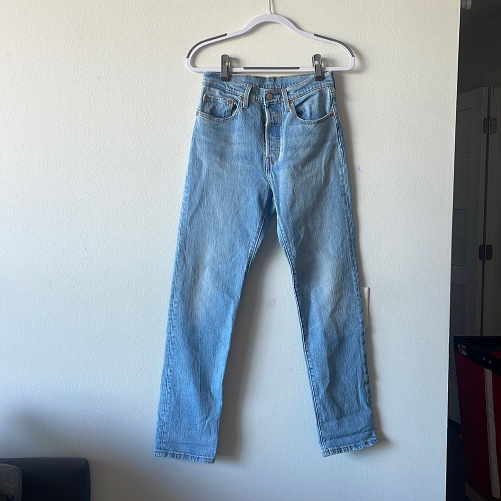 High-waisted light wash denim straight jeans by Levi’s (501’s)